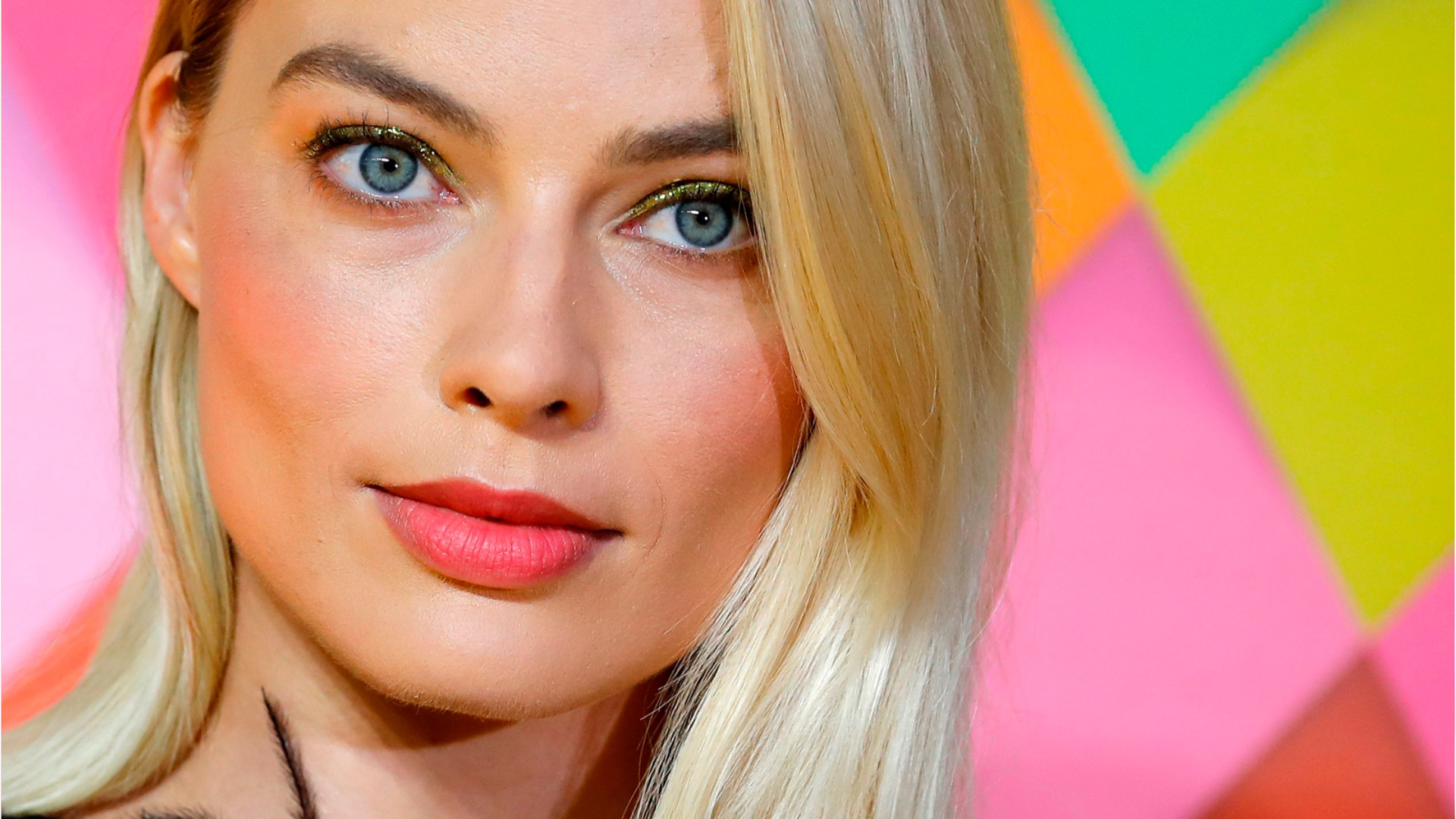 Margot Robbie Stuns At Mary Queen Of Scots Film Premiere In Chanel