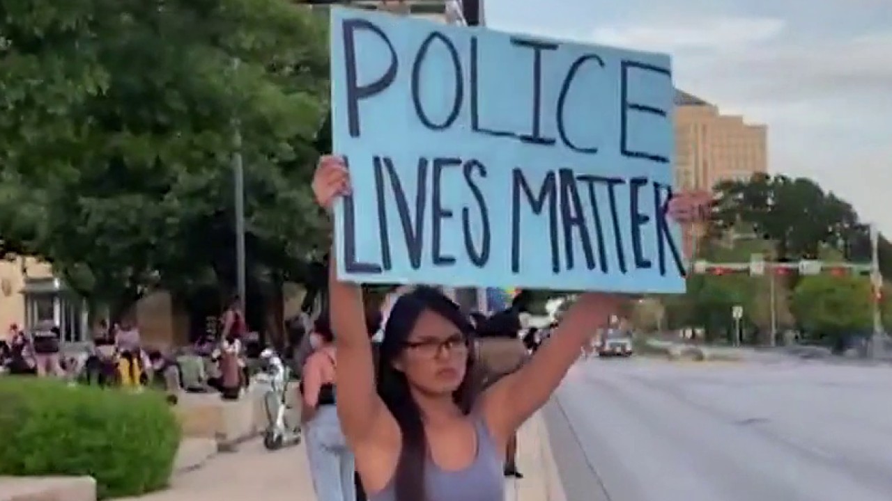 Young Conservative Women Stand Up To Liberal Mob 7567