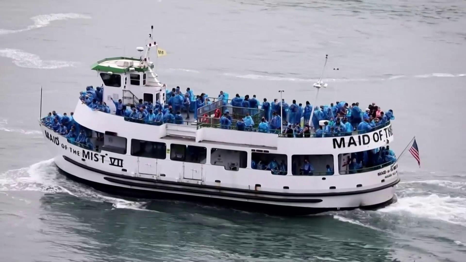 Niagara Falls tour boats show difference in how US and Canada handle