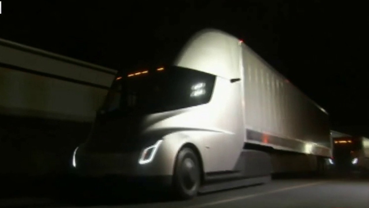 Tesla semi-truck will go 621 miles per charge