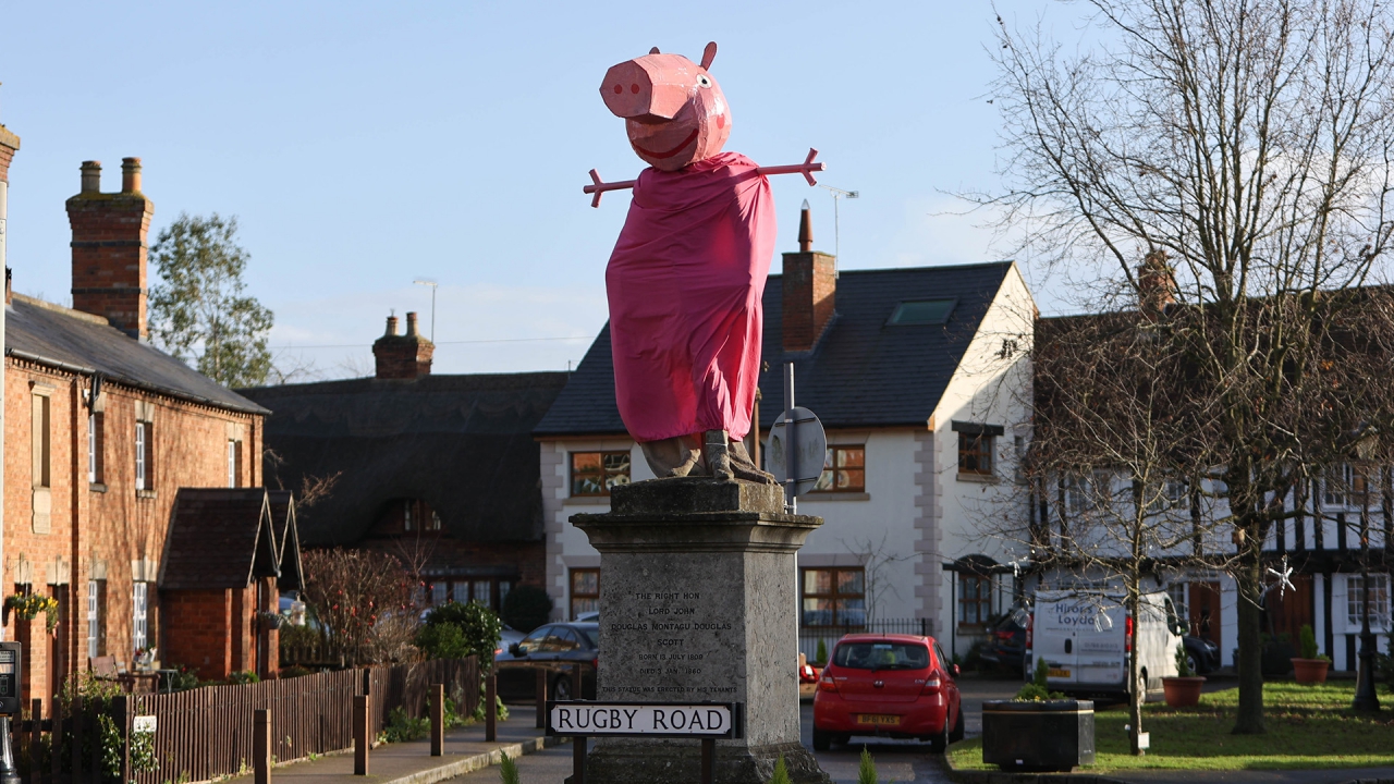 Surprise Une Statue Peppa Pig Apparait Dans Un Village Anglais