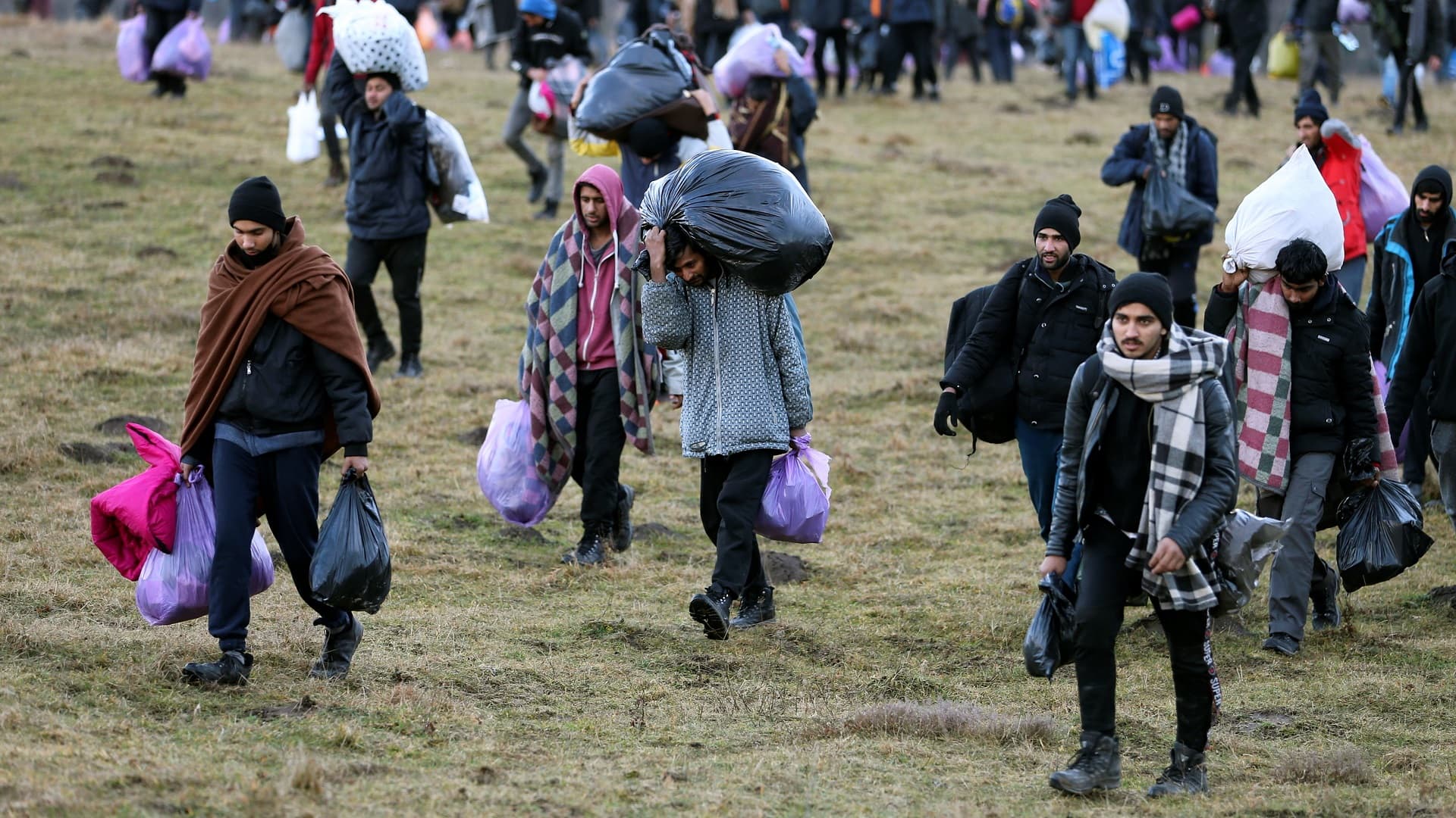 Εκατοντάδες μετανάστες εγκλωβίστηκαν χωρίς καταφύγιο στη Βοσνία