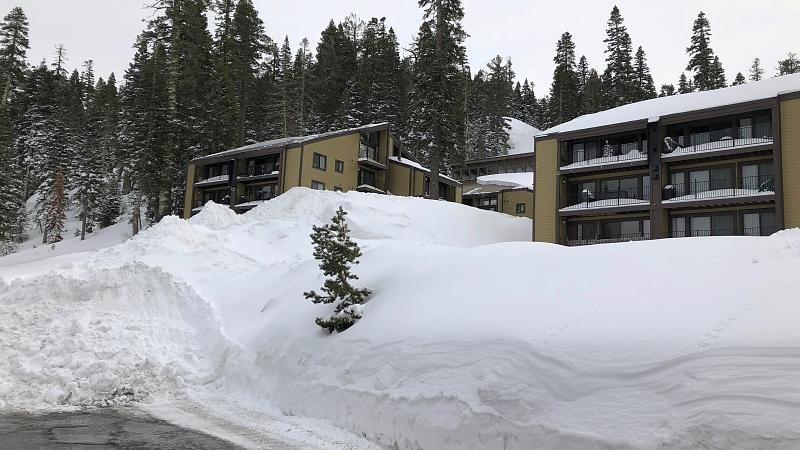 Three dead and six missing after avalanche hit the Russian Arctic ski resort