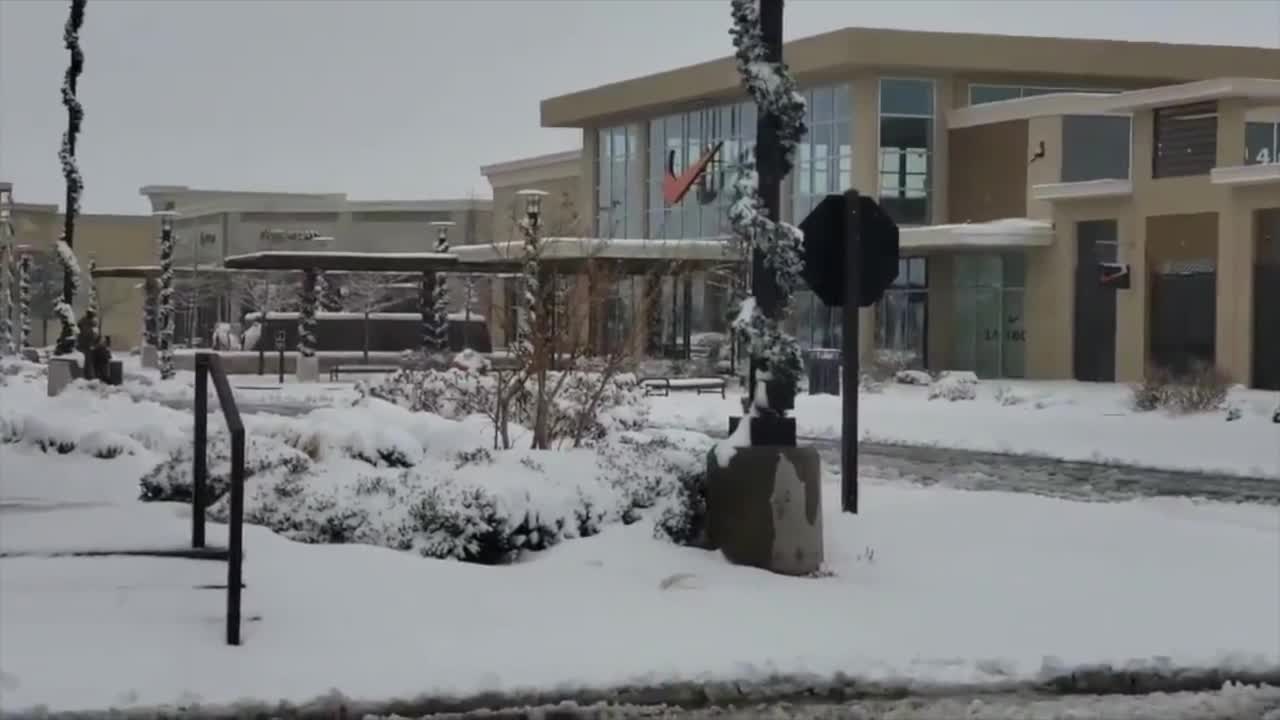 Lubbock Shopping Center Covered in Snow During Winter Storm