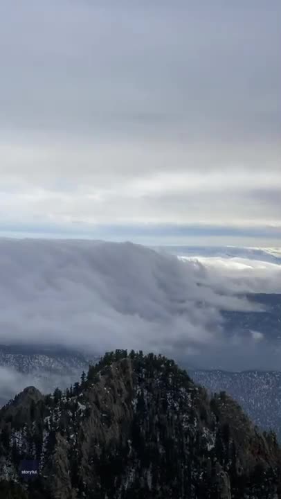 Το Stratus Clouds ανατρέχει στην οροσειρά του Νέου Μεξικού