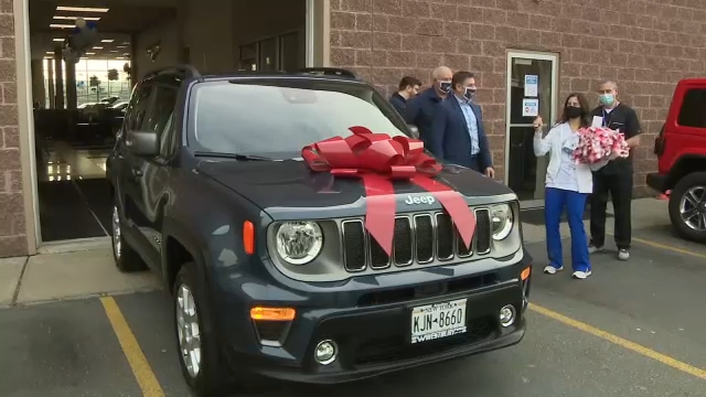 Η νοσοκόμα της ICU κερδίζει Jeep αφού έκανε κουβέρτες για ασθενείς με COVID