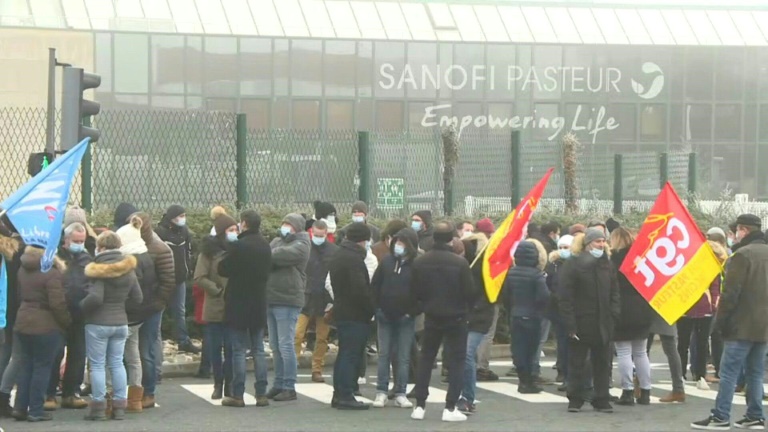1 19 вышла. Французские сотрудники. Забастовки Санофи. Протест работников во Франции. Знаменосец на забастовке.