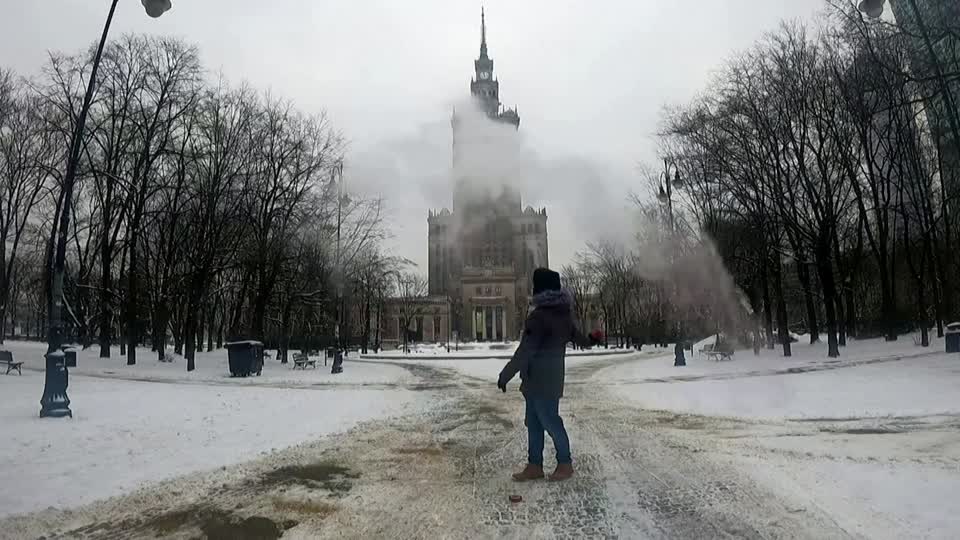 Wrząca woda marznie w powietrzu podczas polskiej zimy