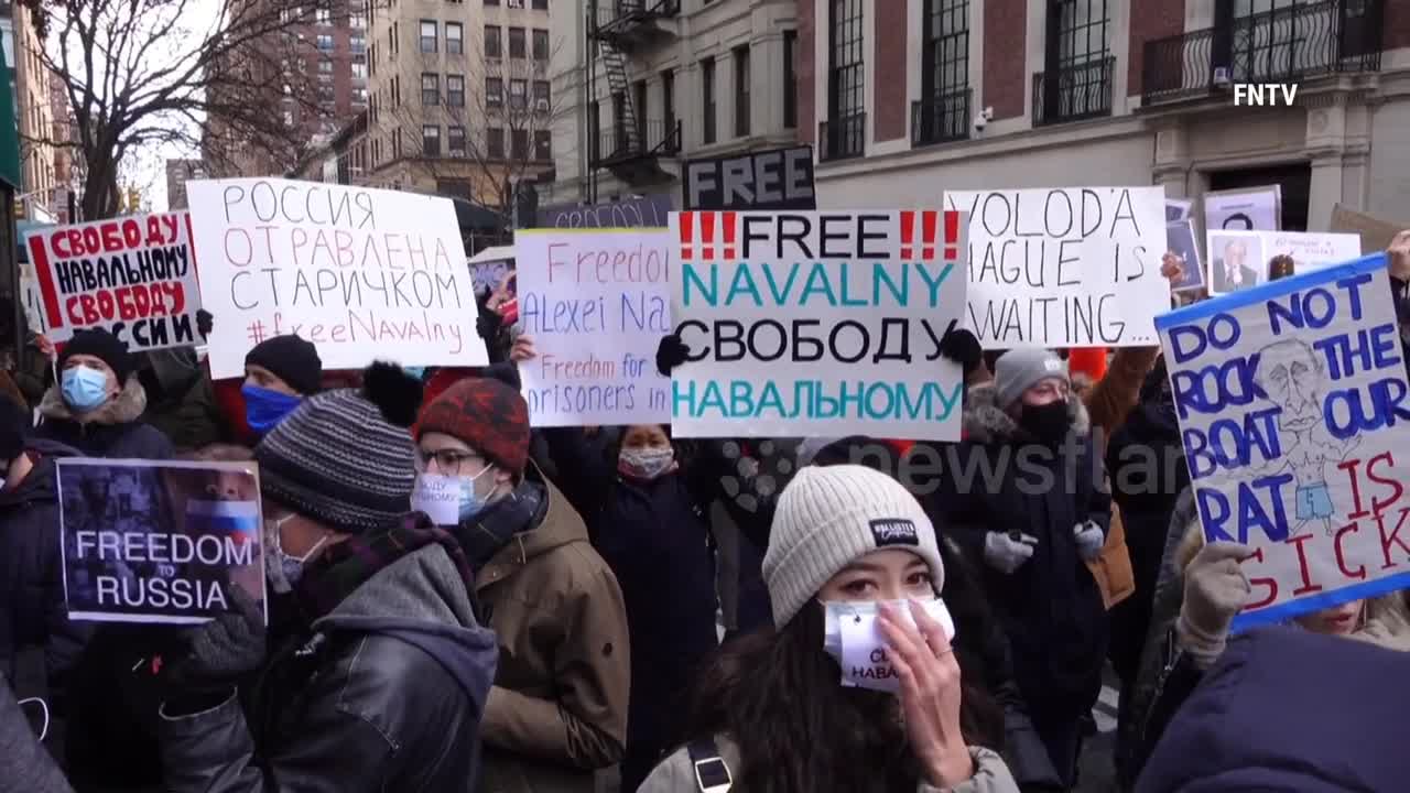 Сотни людей собрались в Нью-Йорке, чтобы потребовать освобождения лидера российской оппозиции Алексея Навального