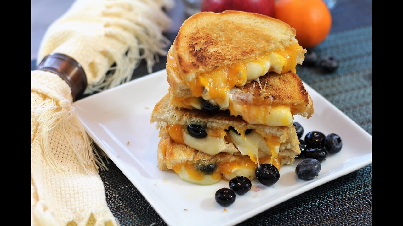 How To Make A Brie Blueberry Grilled Cheese Sandwich