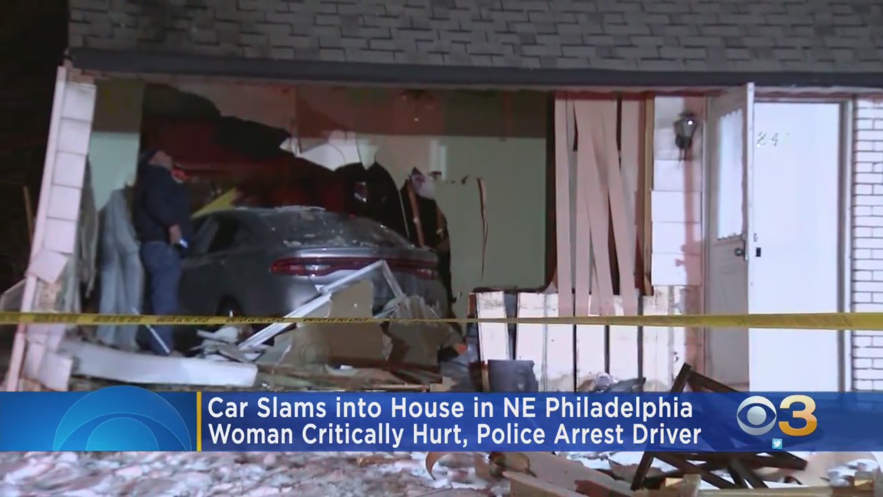 Ο οδηγός συνελήφθη μετά από αυτοκίνητο που χτυπά στο σπίτι της βορειοανατολικής Φιλαδέλφειας, τραυματίζοντας σοβαρά τη γυναίκα