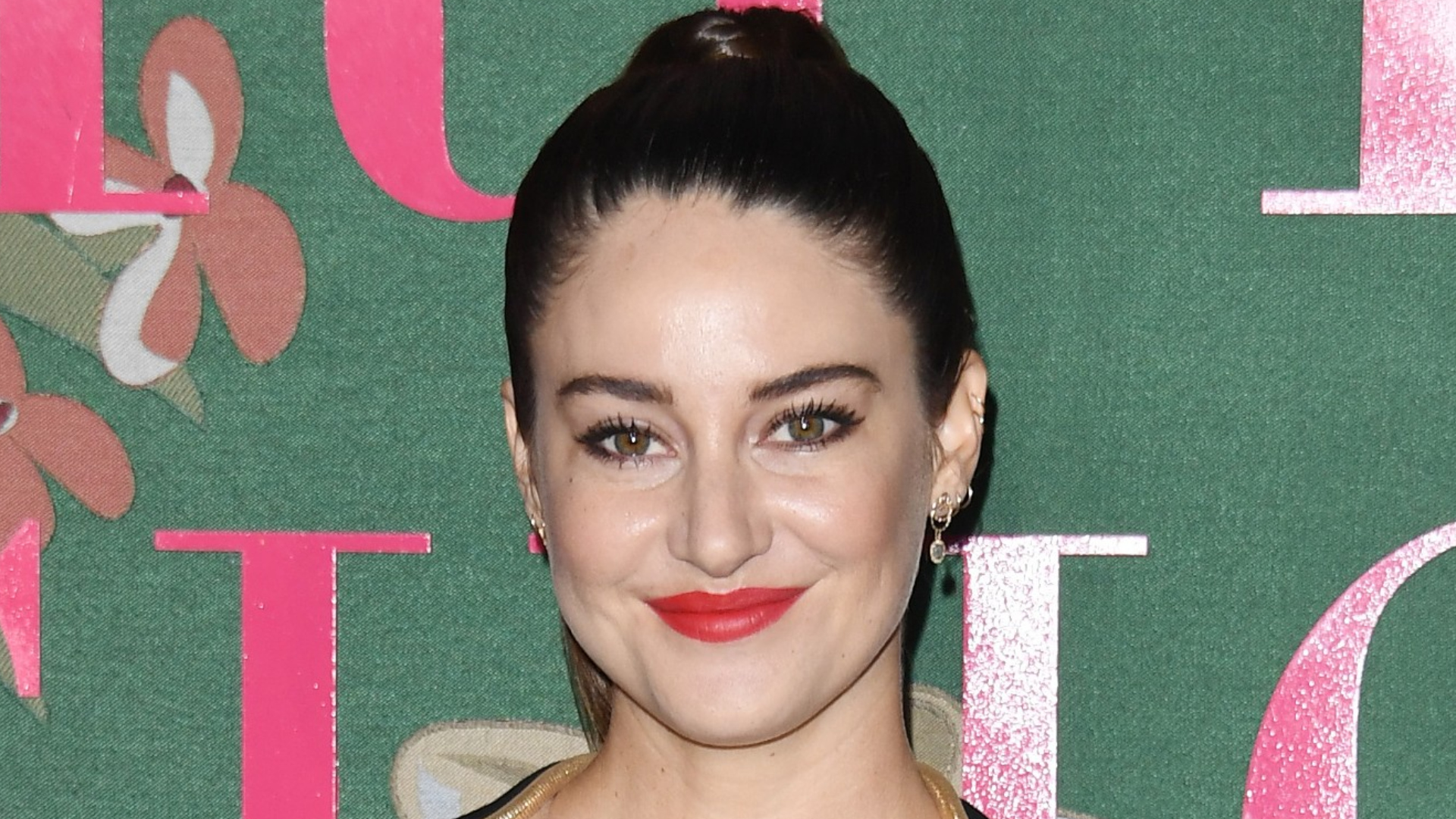 See Shailene Woodley Confirm She S Engaged To Incredible Aaron Rodgers