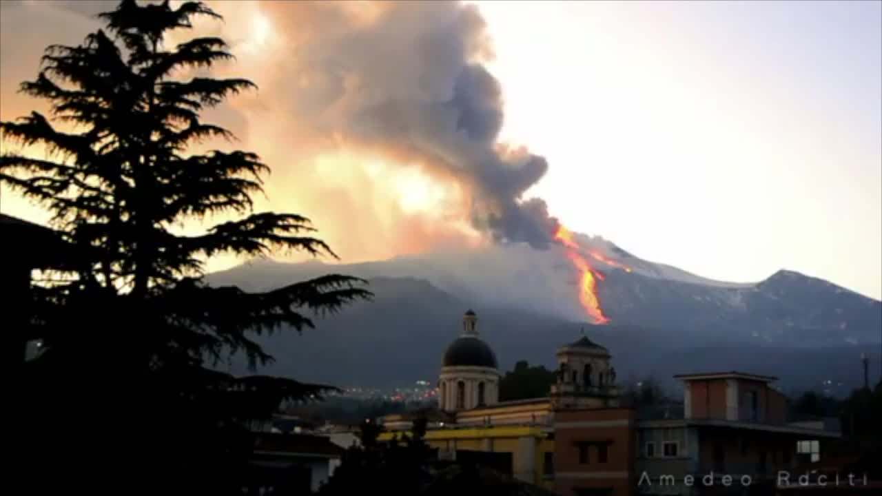 Timelapse Captures Mount Etna Erupting Over Sicily