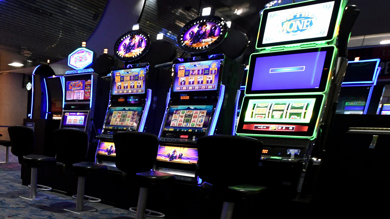 Las Vegas Tourist Wins $300K in Airport Slot Machine Just Before ...