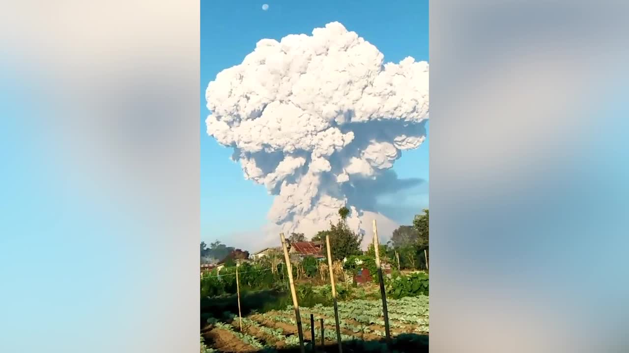 Indonesia S Mount Sinabung Sends Ash Clouds Into Sky