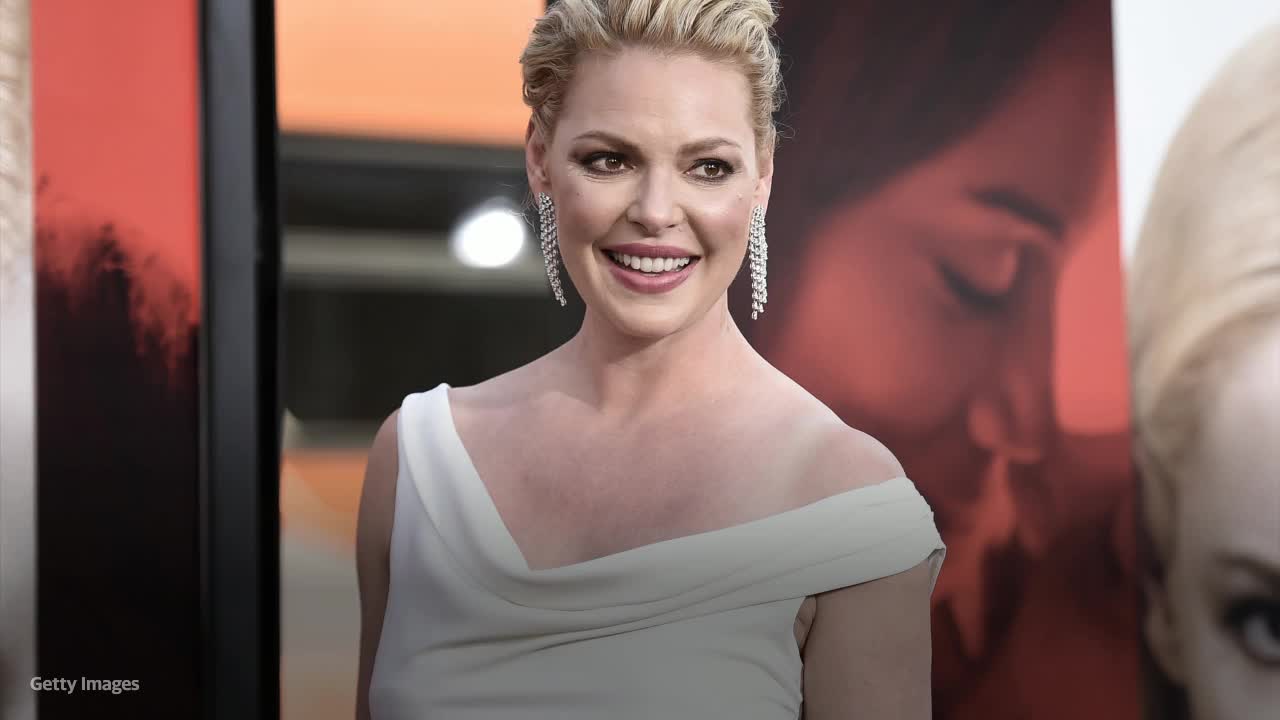 Katherine Heigl atvirauja apie auklėjimą ir sako, kad jos įvaikintoms dukterims kyla „daugiau klausimų“ apie jų gimimo istoriją