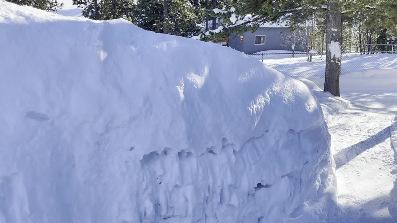 Huge snowdrifts cover the ground in Yukon, Canada – Body Saron Siki