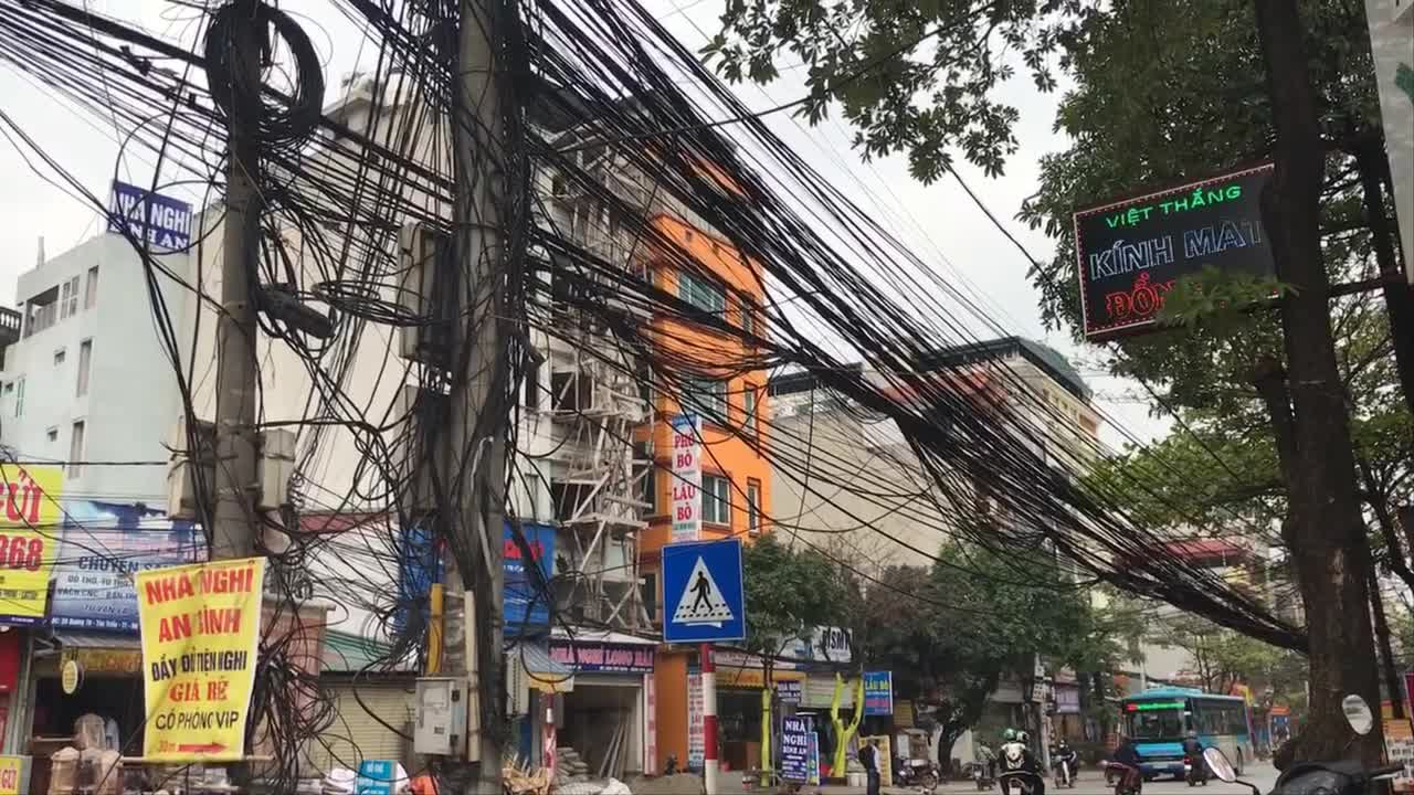 It's crazy! Power lines are tangled like "spider web" on the streets of  Vietnam