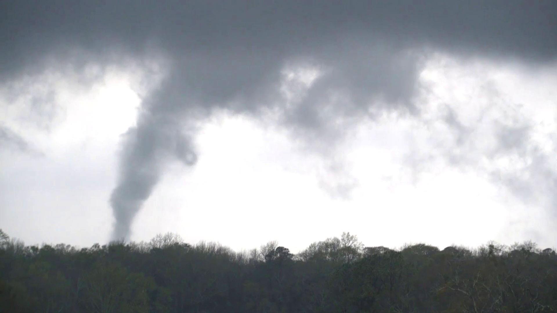 The harsh climate reaches the south, generating tornadoes