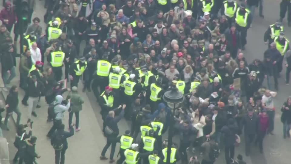 Anti-blockade protesters fight with police in London