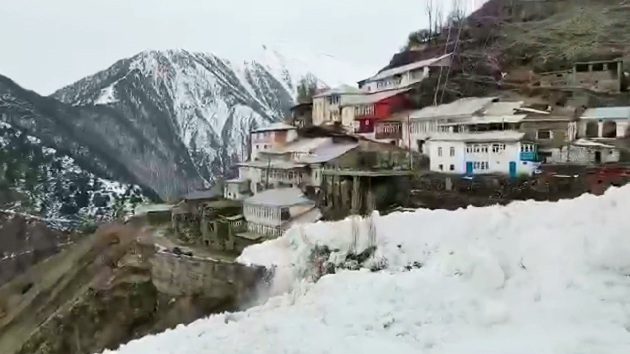Un petit village russe échappe de peu à une énorme avalanche