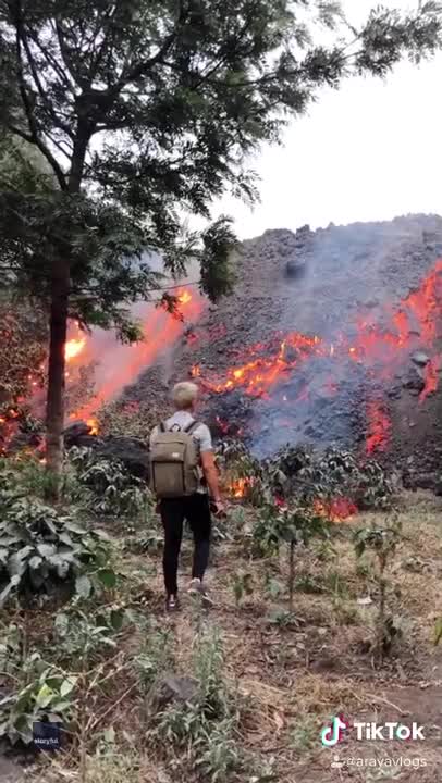 Vlogger examina de cerca el enfriamiento de lava cerca del volcán Pacaya en Guatemala