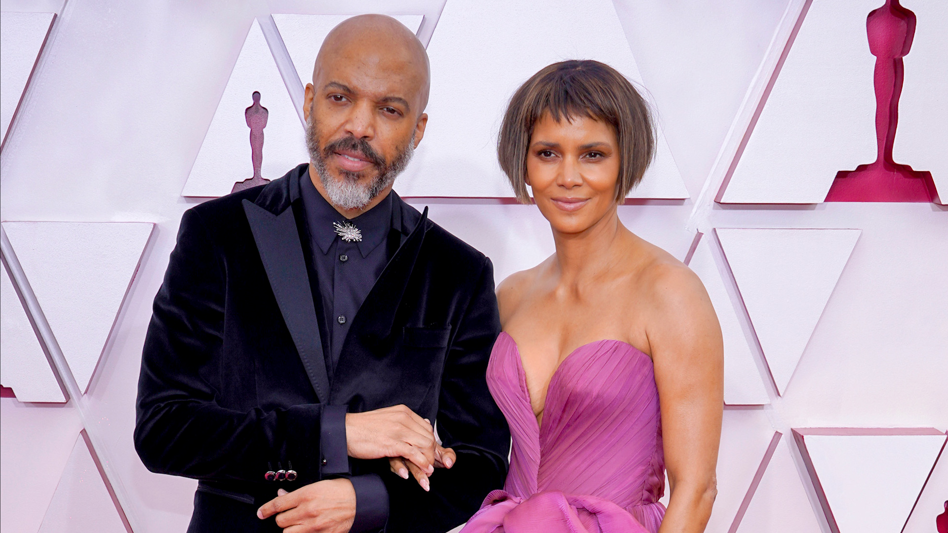 Halle Berry Makes Red Carpet Debut With Boyfriend Van Hunt At 2021 Oscars   608638144cd7fe429e48bd7b O U V2 