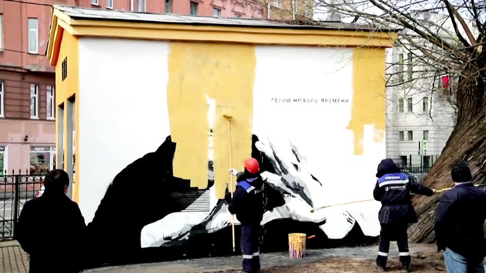 Russian authorities paint over Navalny mural