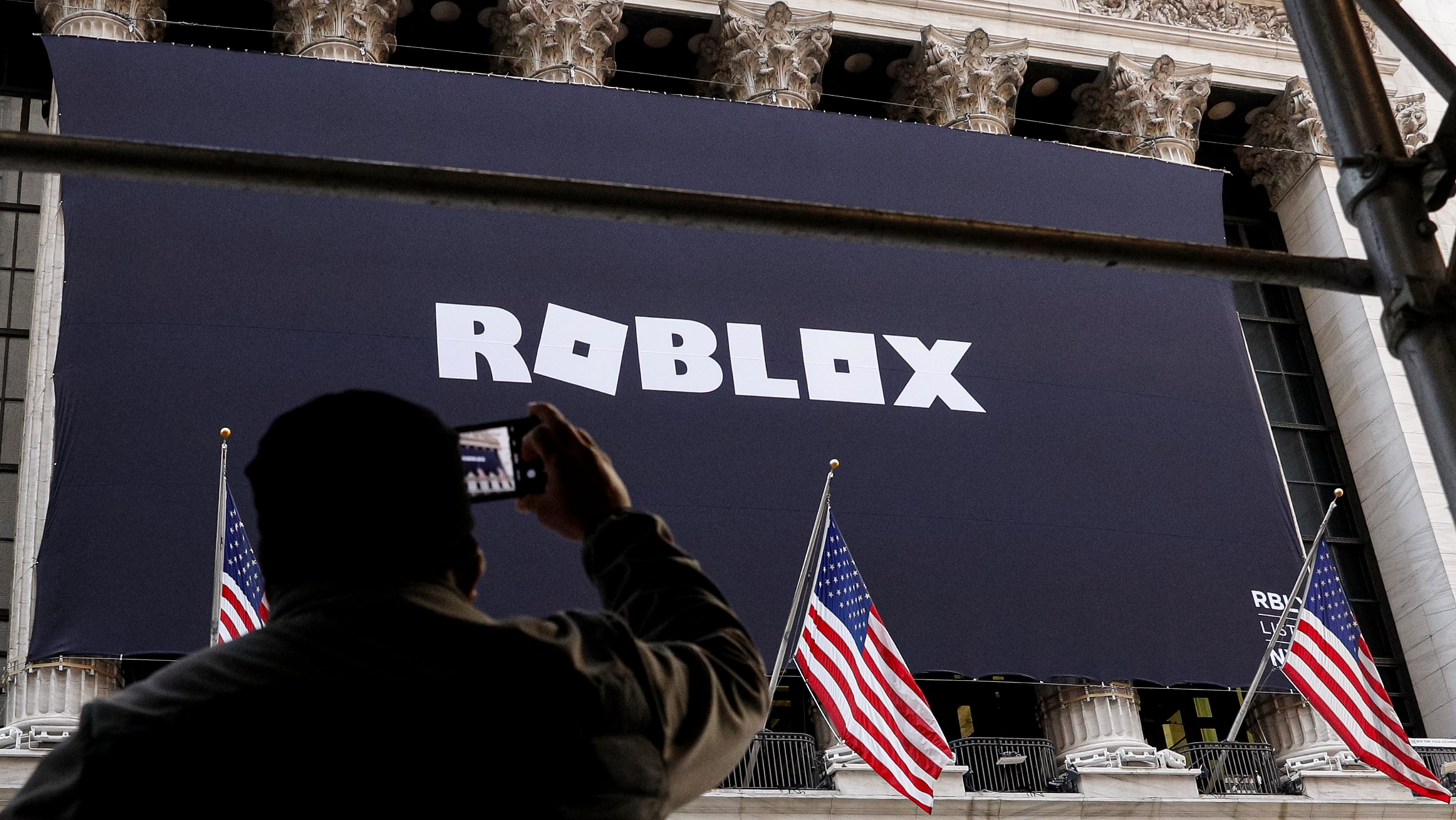 Roblox Surges Palantir Reverses Up Uwm Holdings Falls - got caught speeding roblox