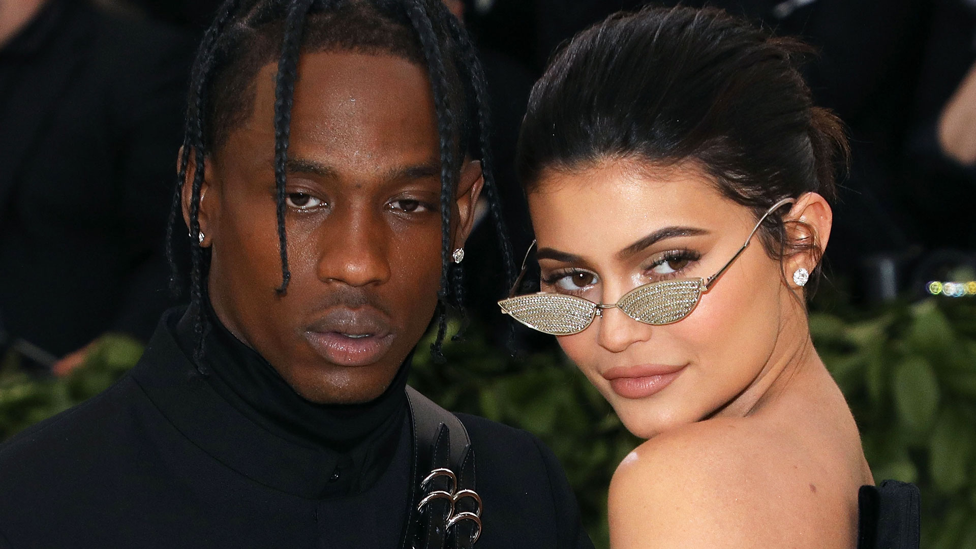 Photo of Kylie Jenner aplaude los informes, afirmando estar en una relación abierta con Travis Scott