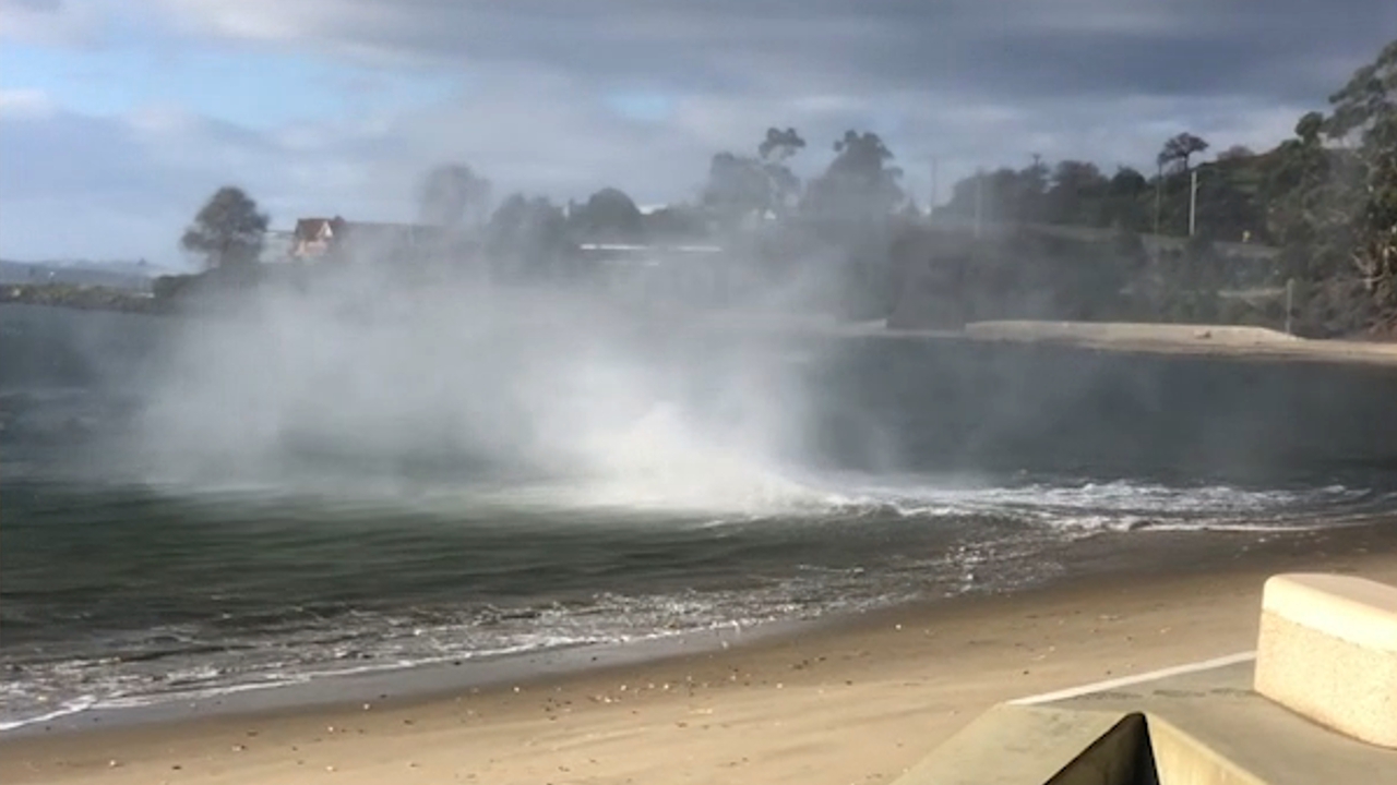 Nur Wenige Meter Vom Strand Entfernt Wirbelwind Sorgt Fur Naturspektakel