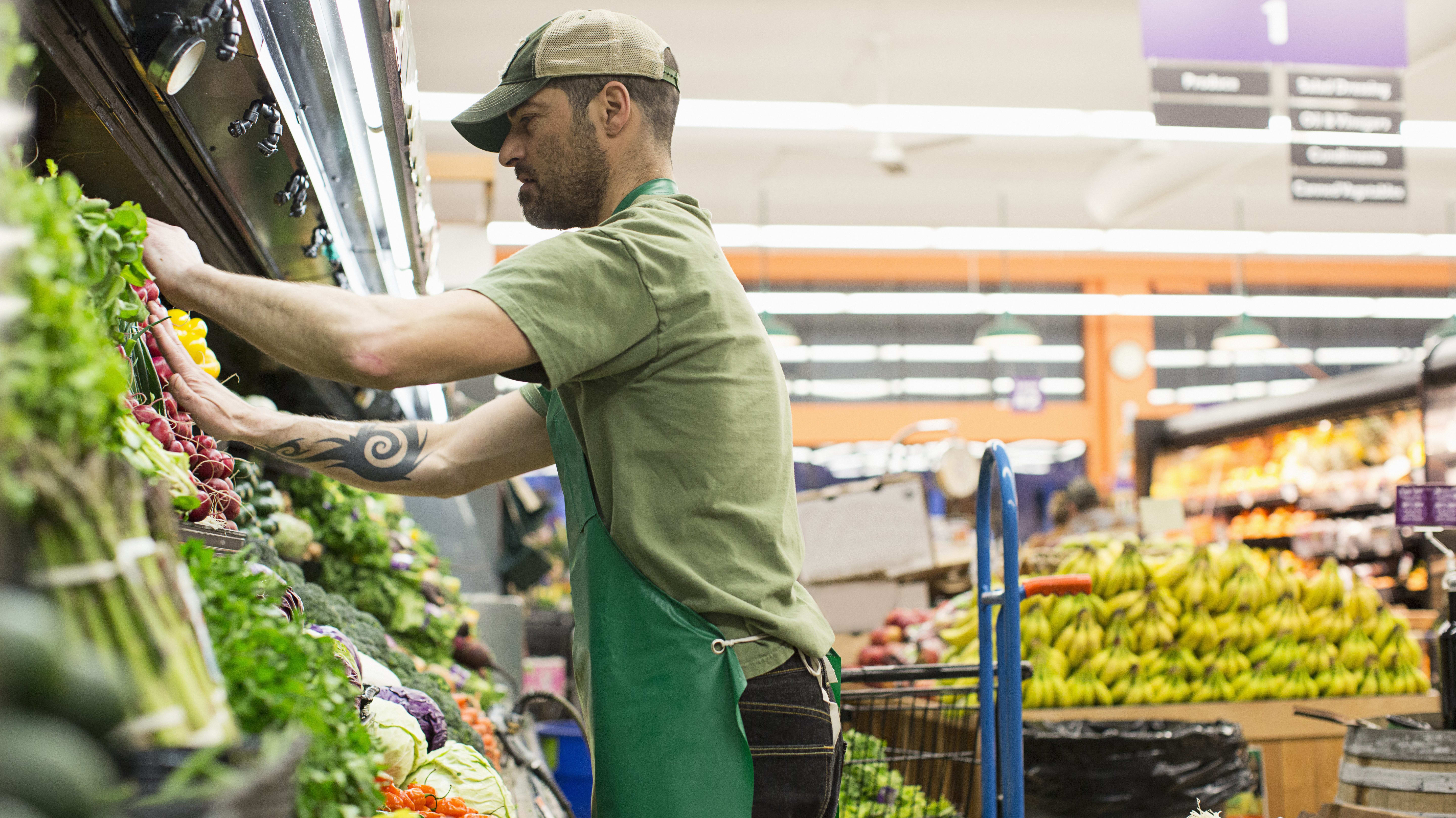 Что значит сборщик. Сборщик продуктов в гипермаркетах. Работник торгового зала в супермаркет. Продавец на выкладку товара. Работник.