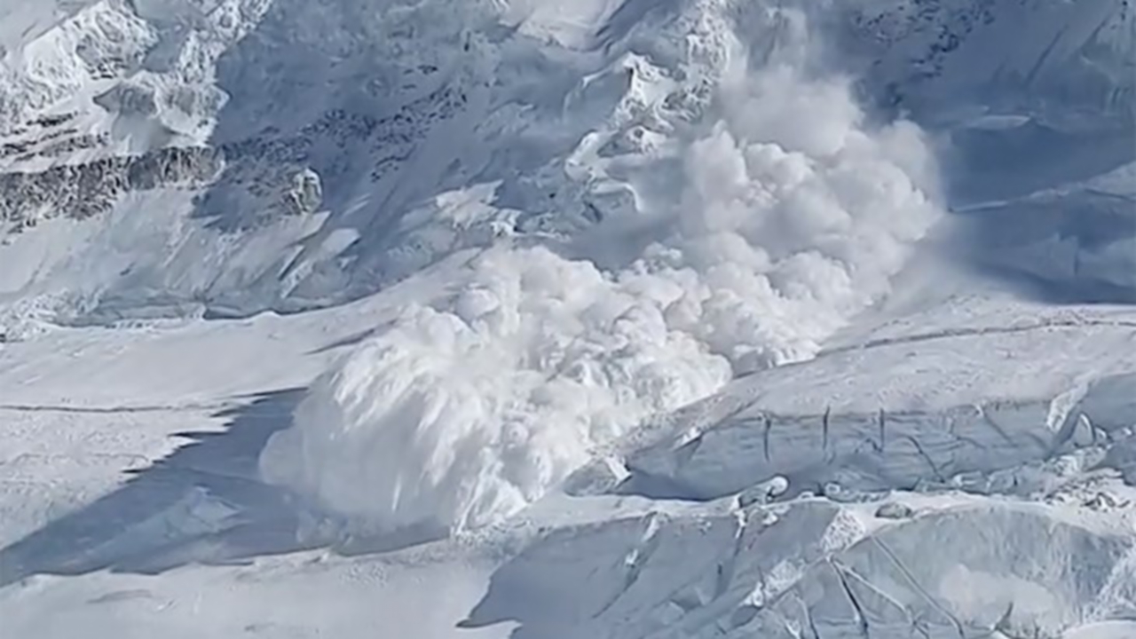 Avalanche crashes down Mount Everest