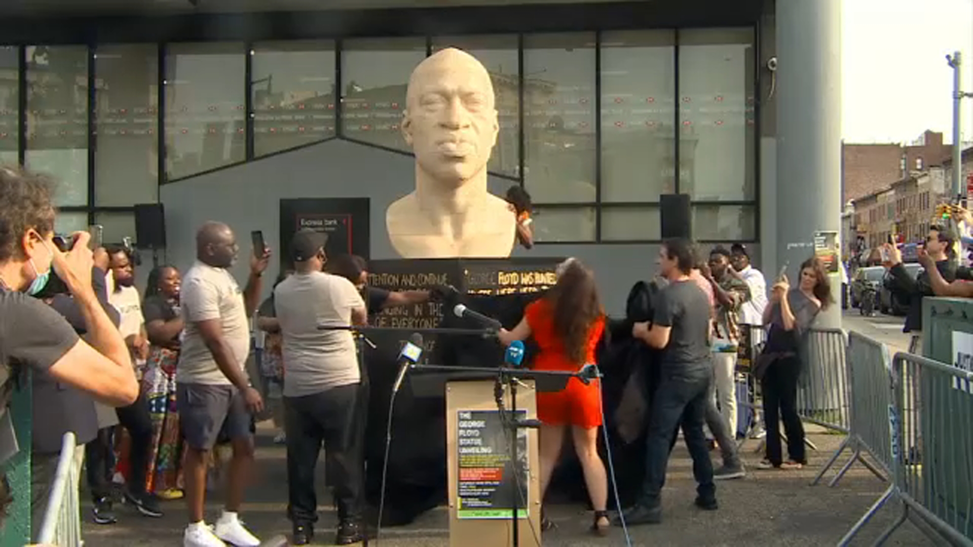 6-foot statue of George Floyd unveiled in Brooklyn - Yahoo News