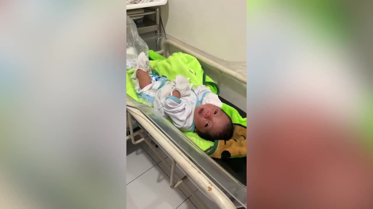 Un Bebe Abandonne A Ete Retrouve Vivant Dans Un Sac A Dos Accroche A Une Cloture Aux Philippines