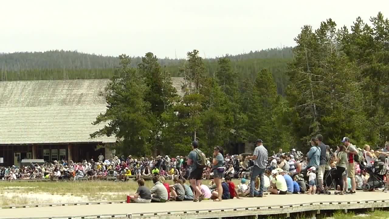 Yellowstone NP sees recordsetting crowds ahead of 4th of July weekend