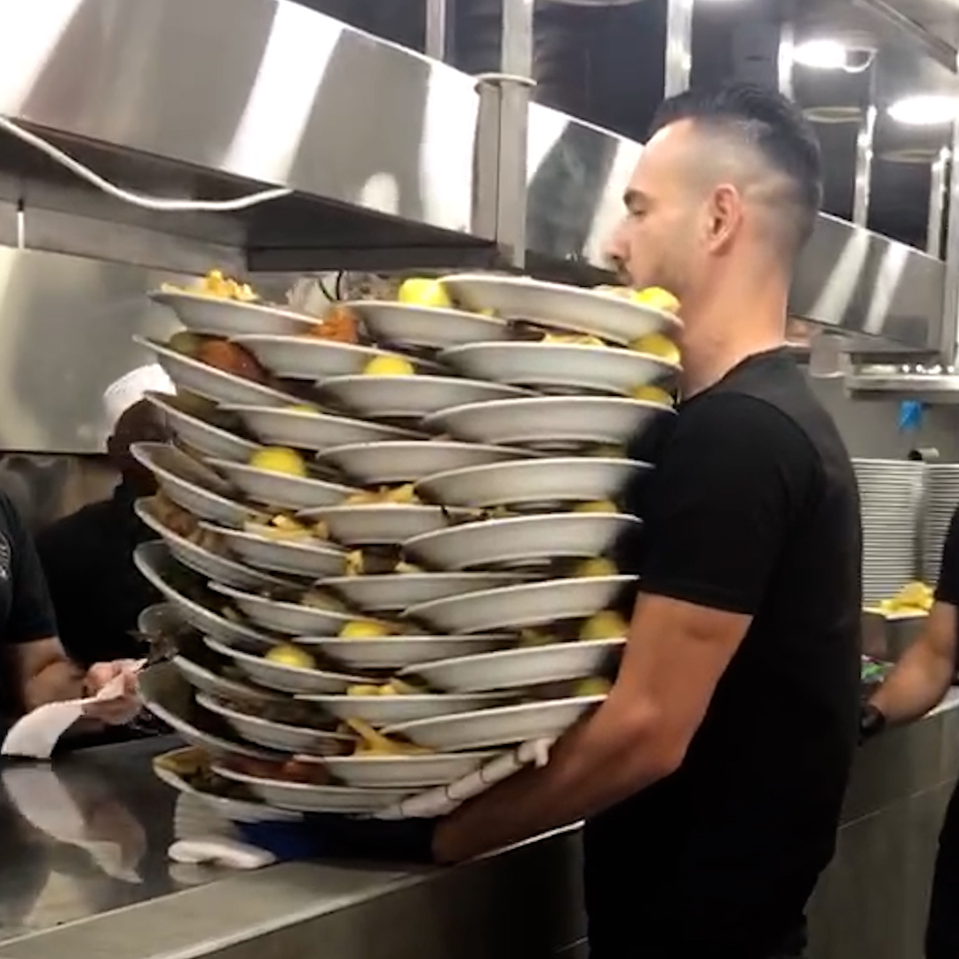 Impressive waiter carries 31 plates at once [Video]