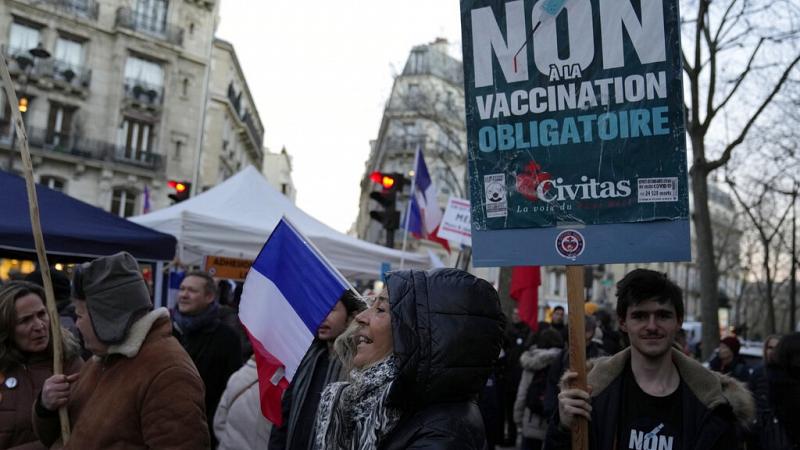 Des dizaines de milliers de personnes manifestent contre les restrictions et la vaccination en Europe