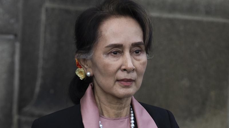 Aung San Suu Kyi ha sido condenada a cuatro años de prisión por posesión ilegal de un walkie-talkie