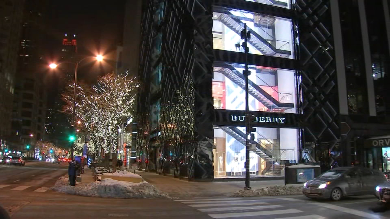 4 men steal merchandise from Chicago Burberry store