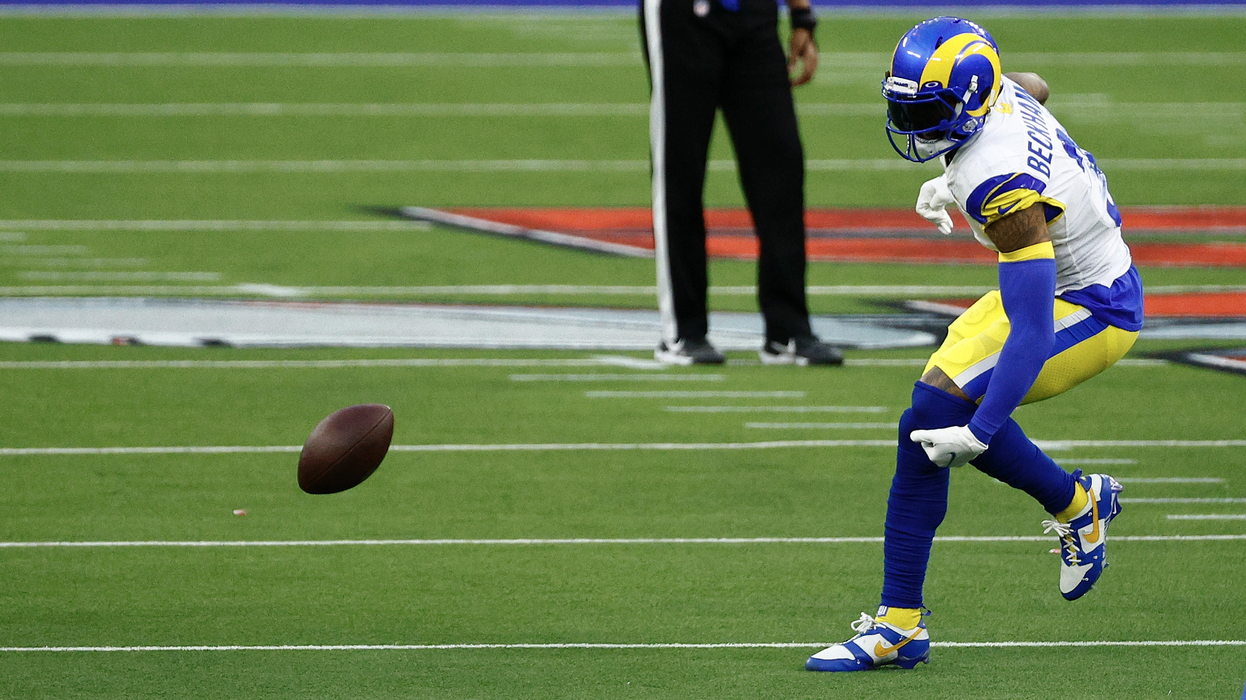 Super Bowl 2022: Rams' Odell Beckham Jr. doesn't let knee injury