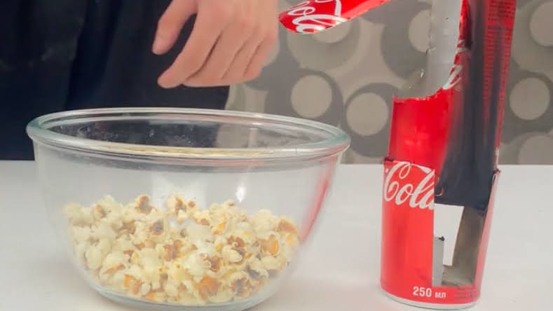 You can make a popcorn machine out of Coca-Cola cans.