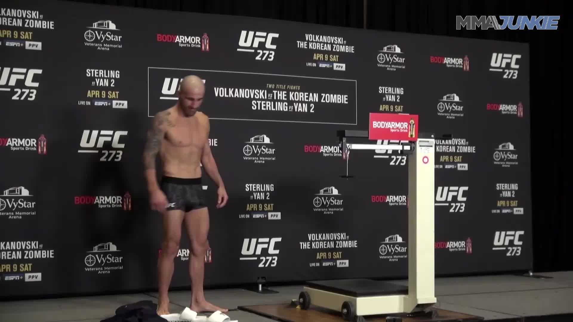 UFC 273 video Alexander Volkanovski, Chan Sung Jung make weight for title-fight headliner