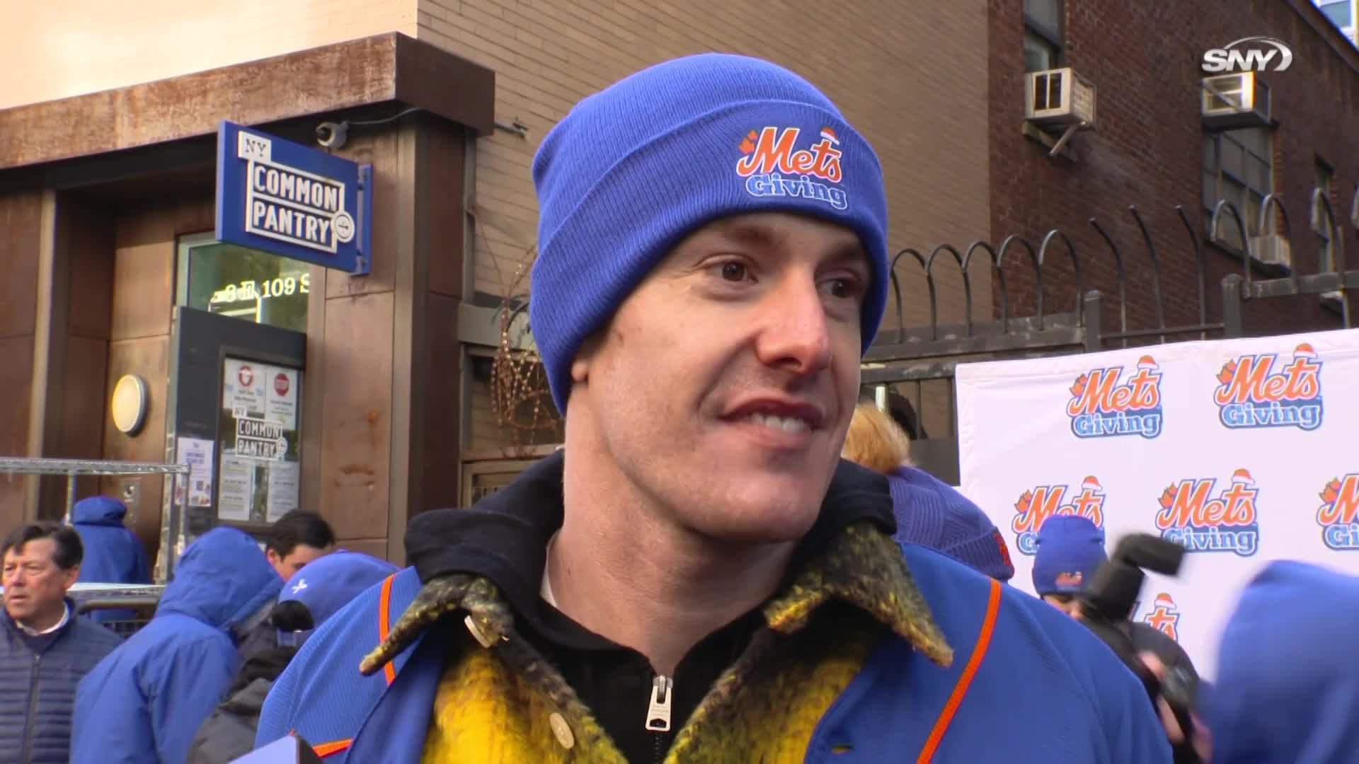 Mets, Mark Canha give away turkeys for Metsgiving