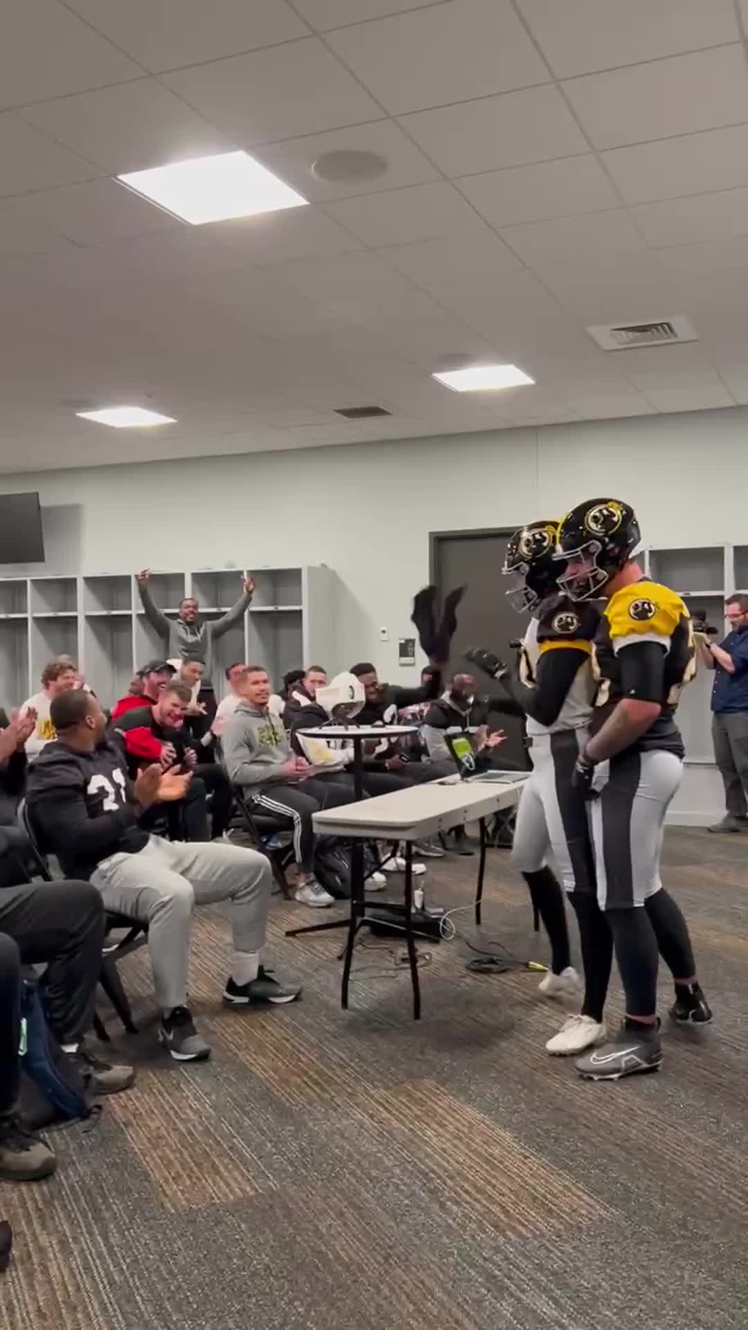 VIDEO Pittsburgh Maulers react to new uniform for 2023 USFL season in