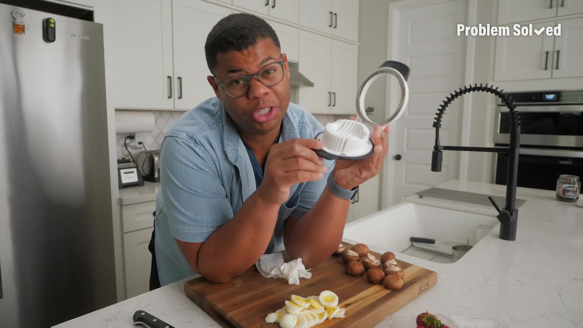 How to use an egg slicer to effortlessly slice fruits and vegetables