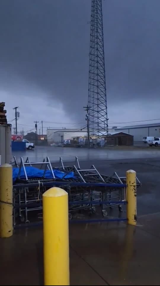 Tornado moves through Springfield, Tennessee, on Saturday