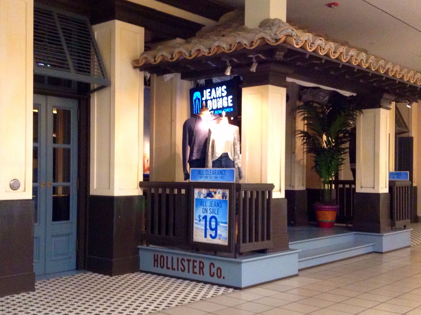 hollister montreal store