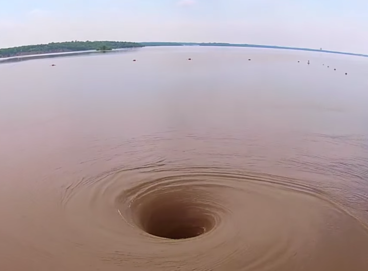 Яма на дне озера 5. Озеро Пеннер водоворот. Воронки в речке. Огромная воронка. Огромный водоворот.