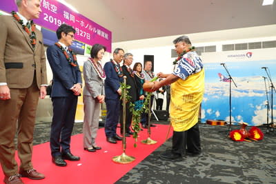 Pictured L to R at FUK: Principal Officer John C Taylor, US Consulate Fukuoka; Mr. Satoshi ISHIMOTO, Head of Fukuoka Airport Branch, OSA JCAB, MLIT; Ms. Akie Oomagar, Vice Governor of Fukuoka Prefecture; Mr. Hiroaki Mitsuyama, Vice Mayor of Fukuoka City; Mr. Tetsuya Nagasao, CEO of FIAC; Ms. Mitsue VARLEY, Japan Country Director, Hawaii Tourism Japan; Jeff Helfrick, Vice President of Airport Operations, Hawaiian Airlines; Kahu La‘akea Arista.